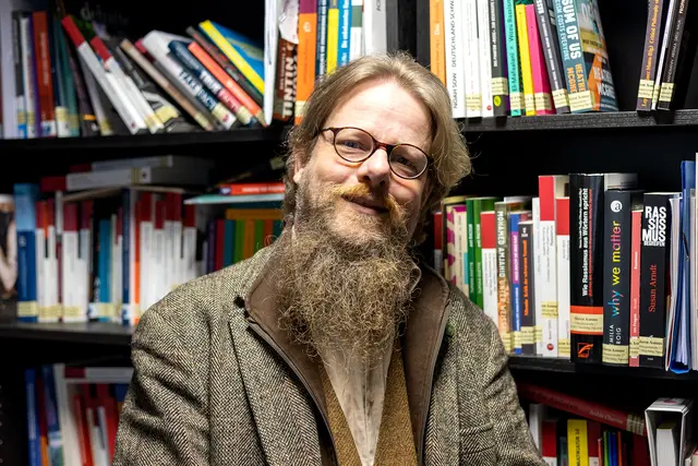 Pfarrer Sören Asmus steht am Montag, 13. Oktober, Anrufern mit Rat und Tat zur Seite oder besser gesagt, am Telefonhörer.
Foto: Rolf Schotsch
