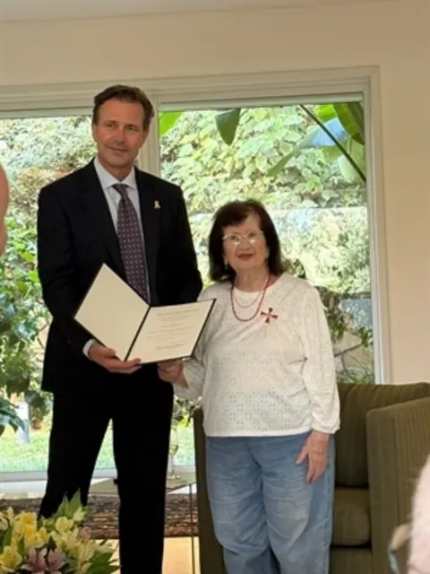 Halina Birenbaum erhält aus den Händen von Botschafter Steffen Seibert das Bundesverdienstkreuz erster Klasse.

© Foto: privat | Foto: Foto: Stadt Marl 
