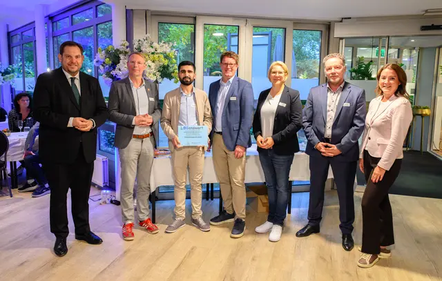 Bildunterschrift - von links nach rechts: Daniel Schranz (Oberbürgermeister), Michael Kreuzfelder (Vorstand Caritas), Ayman Abdulkarim (Auszubildender Caritas), Thomas Hanschen (Vorstand Caritas), Julia Pietrasch (Leiterin Bereich Chancengleichheit), Jürgen Koch (Vorsitzender der Geschäftsführung Agentur für Arbeit Oberhausen), Valeska Hurraß (Geschäftsführerin Jobcenter Oberhausen).

 | Foto: Stadt Oberhausen/Tom Thöne