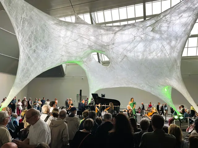 Zwischen Tape und Tönen: Der Mülheimer Kunstverein und Kunstförderverein Rhein-Ruhr - KKRR zu Gast bei der Eröffnung des Kunstmuseums BRUSK in Brügge | Foto: Mülheimer Kunstverein KKRR