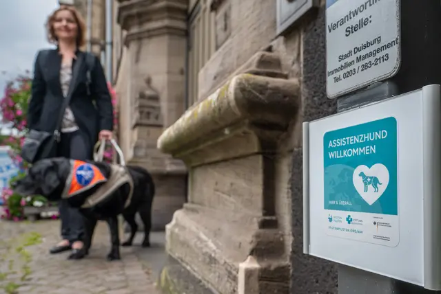 Assistenzhunde sind in Duisburg in allen Städtischen Einrichtungen willkommen. Dies wird künftig durch ein entsprechendes Schild im jeweiligen Eingangsbereich symbolisiert. 
Foto: Tanja Pickartz / Stadt Duisburg

