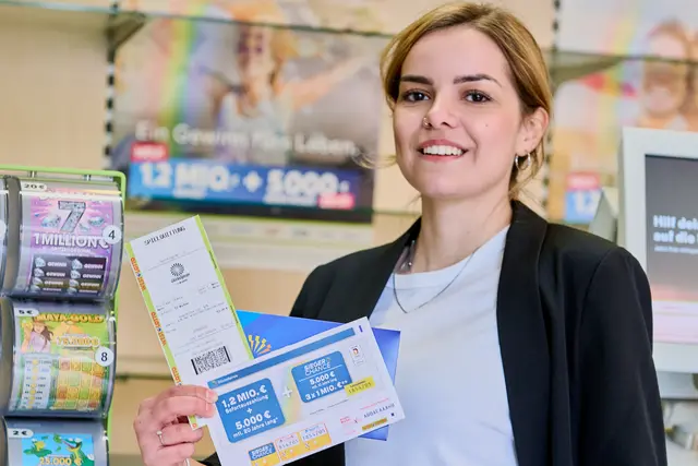 Die GlücksSpirale hat ihren Gewinnplan im Juni 2025 geändert und zahlt für die höchste Gewinnklasse nun Kombigewinne aus: Der Spitzengewinn teilt sich in eine Sofortzahlung von 1,2 Millionen Euro und zusätzlich 5.000 Euro, die 20 Jahre lang monatlich überwiesen werden. | Foto: Schlag &amp; roy GmbH