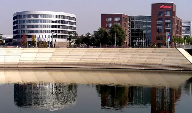 Innenhafen von Duisburg mit dem Museum Küppersmühle