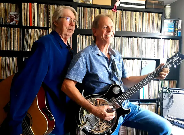 Das Foto zeigt Jürgen Trimborn (l.) und Dieter Ebels, die bei der "Kultur unterm Neumühler Kirchturm" einprägende Gospels, Countrysongs und Evergreens  mit Stimme und Gitarre präsentieren werden.
Foto: Silvia Ebels

