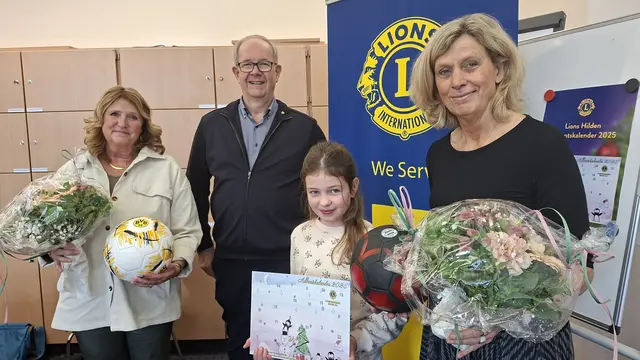 Das Cover für den aktuellen Lions-Adventskalender hat Leni Bensberg, ehemalige Schülerin der GGS Elbsee gestaltet. Dafür gab es von den Lions einen Gutschein. Blumen überreichte Lions-Präsident Burkhard Jordan an Christine Gierke, Leiterin der GGS Elbsee (links) und Renate Coenen, Leiterin Grundschulverband Schulstraße. | Foto: Gerling