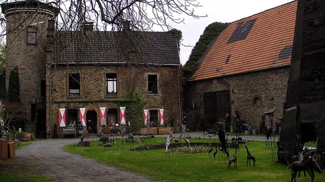 Schloss Steinhausen in Witten mit Kunstwerken aus Afrika