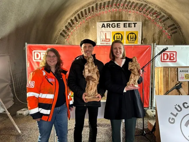 (v.l.) Fahrtunnelpatin Claudia Zimmermann, Pfarrer Jochen Andreas und Stollenpatin Bettina Feldhausen. Foto: Deutsche Bahn AG / Franciska Martinovic 

