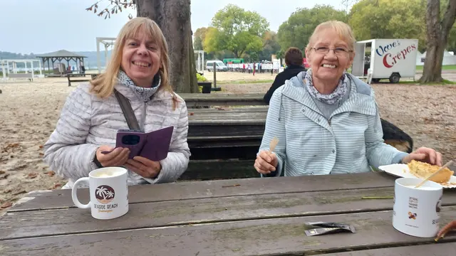 Kaffee und Kuchen gibt es auch