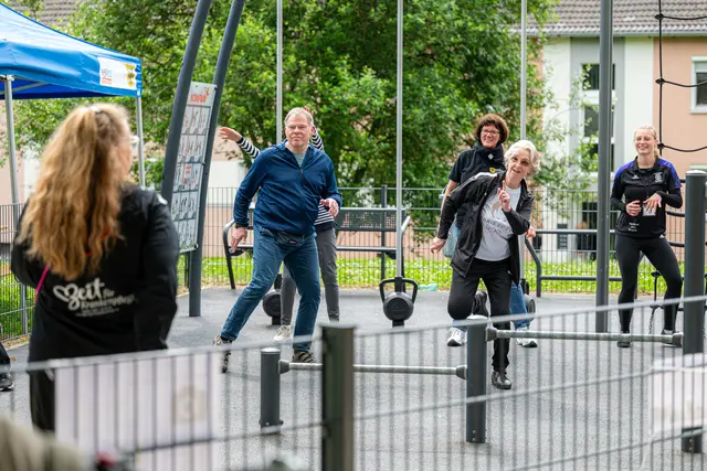 Gemeinsamer Sport fördert nicht nur die Gesundheit, die regelmäßigen Kurse des TV Mengede bieten der Nachbarschaft auch einen Ort des Austausches. Hier ist jeder willkommen. | Foto: Vonovia / Bierwald