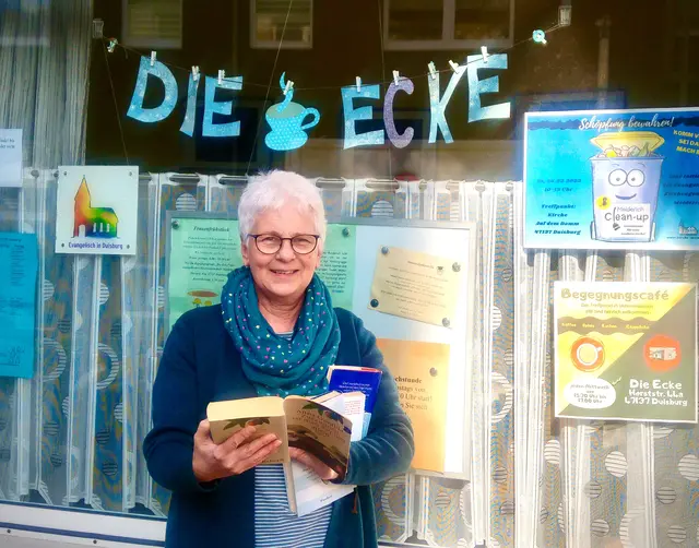 Das Foto zeigt Helga Dittrich, die selbst oft im Literaturcafé Meiderich vorliest. 
Foto: www.kirche-meiderich.de
