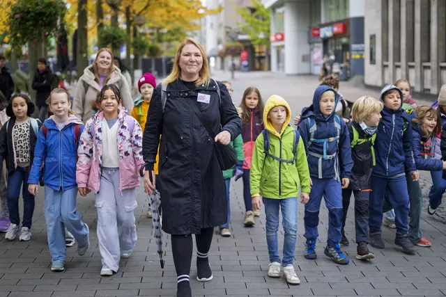 Im Rahmen des Projekts „Hey du! Unser Kulturstadtplan“ sind die Streifzüge Duisburg erneut erfolgreich gestartet. Die Streifzüge ermöglichen Schulklassen mit Künstlern auf kreative Weise ihren Stadtteil oder die Innenstadt neu zu entdecken..Den Auftakt machte eine 4. Klasse der GGS Marktstraße in Friemersheim. Die künstlerische Begleitung übernahmen dabei Katharina Nitz in enger Zusammenarbeit mit der Stabsstelle für Klimaschutz.
Foto: Ilja Höpping / Stadt Duisburg