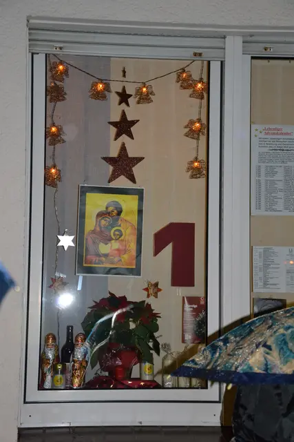 In mehreren Duisburger Stadtteilen gibt es auch dieses Jahr wieder einen Lebendigen Adventskalender, bei dem festlich geschmückte Fenster Menschen willkommen heißen.
Foto: Reiner Terhorst