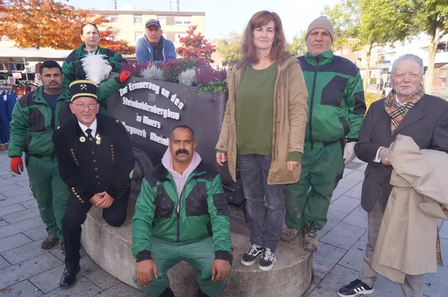Bildunterzeile Foto: Walter Geusken und Katrin Neumeister mit dem Team der tuwas, Konrad Göke, Mitglied im Rat der Stadt Moers Foto: Walter Geusken
