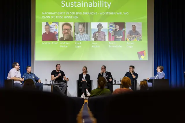 Die Podiumsdiskussion und Panels rücken diesmal mit einer Bühne in Halle 4 ins Herz der Messe. | Foto: Merz-Verlag