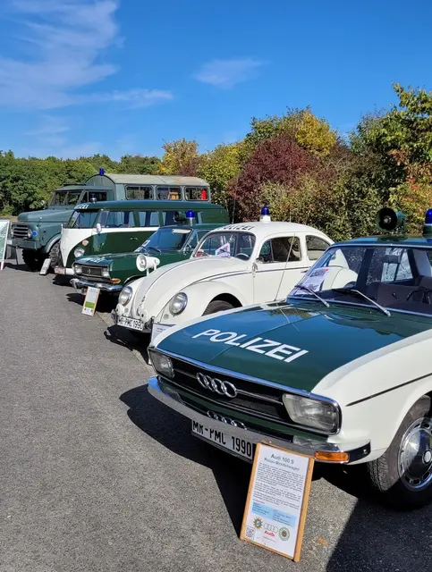 "Polizeioldtimer-Museum_Marburg_Sternfahrt_Point-Alpha_Polizeioldies" - Die Marburger Polizeioldies anlässlich der Polizei-Sternfahrt zum Tag der deutschen Einheit, ausgestellt an der Gedenkstätte "Point Alpha" bei Fulda | Foto: Polizeipräsidium Mittelhessen - Pressestelle