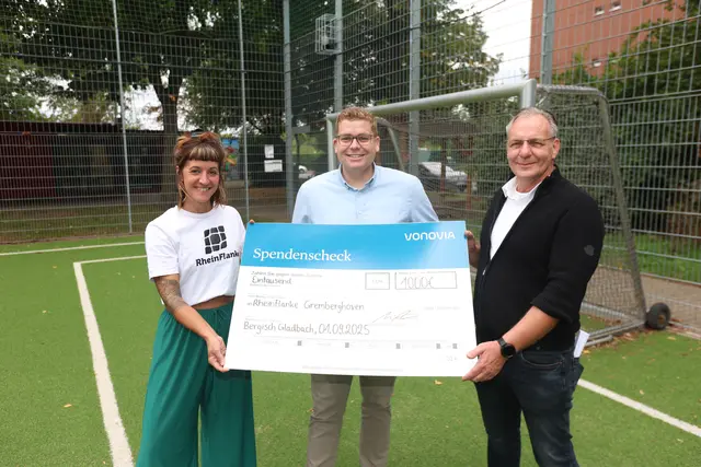 v.l.n.r.: GremBox Standortleiterin Stephanie Jung gemeinsam mit Pascal Pütz, wohnungspolitischer Sprecher der SPD-Fraktion, und Vonovia Regionalleiter Jörg Pusch.   | Foto: Vonovia