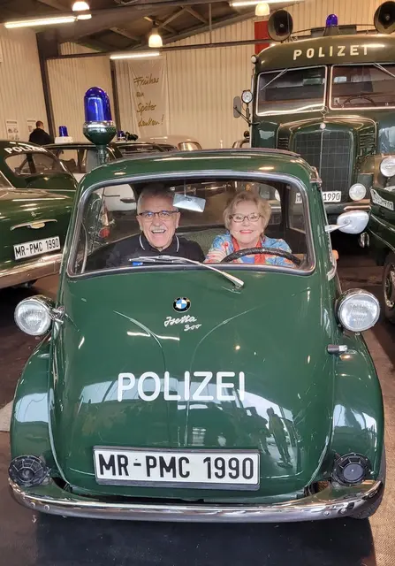 "Peggy-March_Eberhard-Dersch_Polizeioldtimer-Museum_BMW-Isetta" - Schlagersängerin Peggy March zusammen mit dem Vereinsvorsitzenden Eberhard Dersch in der BMW Isetta | Foto: Polizeipräsidium Mittelhessen - Pressestelle