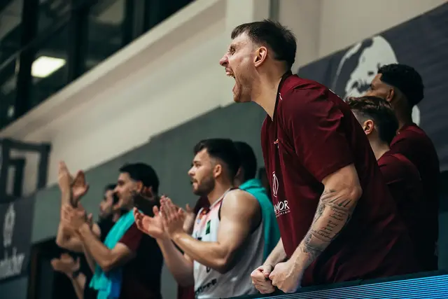 Kevin Strangmeyer mit voller Energie von der Bank | Foto: Calvin Vorsmann, cnipsr