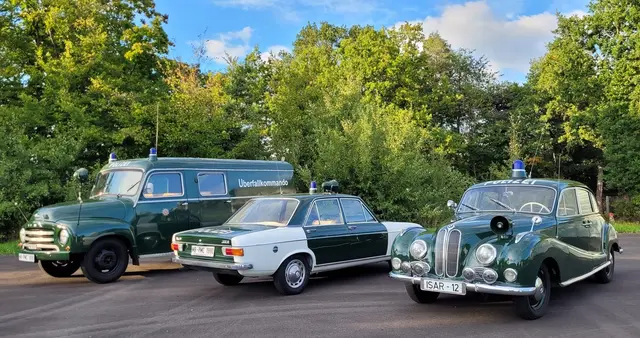 "Polizeioldtimer-Museum_BMW-501_Audi-100_Opel-Blitz" - Einige Oldies aus dem 1. Deutschen Polizeioldtimer Museums Marburg, v.r. der BMW 501, der Audi 100 und der Opel Blitz | Foto: Polizeipräsidium Mittelhessen - Pressestelle