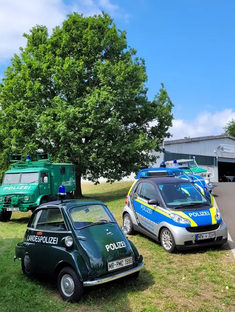 "Polizeioldtimer-Museum_Isetta-Smart_1500px" - Der Neuzugang im Polizeioldtimer Museum Marburg, ein Smart der Polizei Bochum, hier rechts neben der Polizei-Isetta | Foto: Polizeipräsidium Mittelhessen - Pressestelle