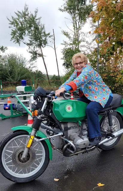 "Polizeioldtimer-Museum-Marburg_Motorrad-Karussell" - Schlagersängerin Peggy March auf dem Motorradkarussell im Polizeioldtimer Museum Marburg | Foto: Polizeipräsidium Mittelhessen - Pressestelle