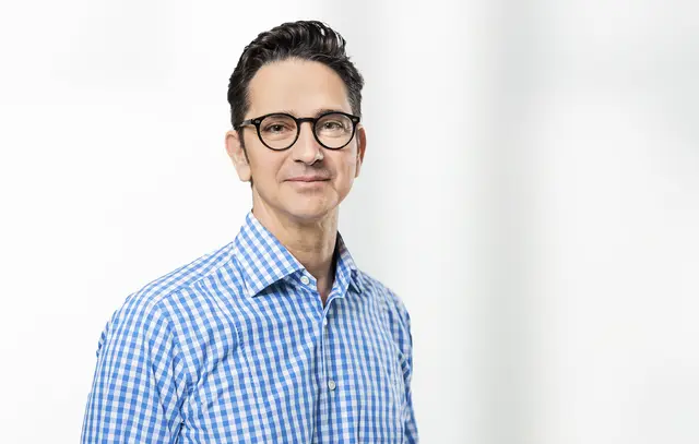 Prof. Sherko Kümmel, Direktor der Klinik für Frauenheilkund/Brustzentrum, leitet die Veranstaltung. | Foto: KEM