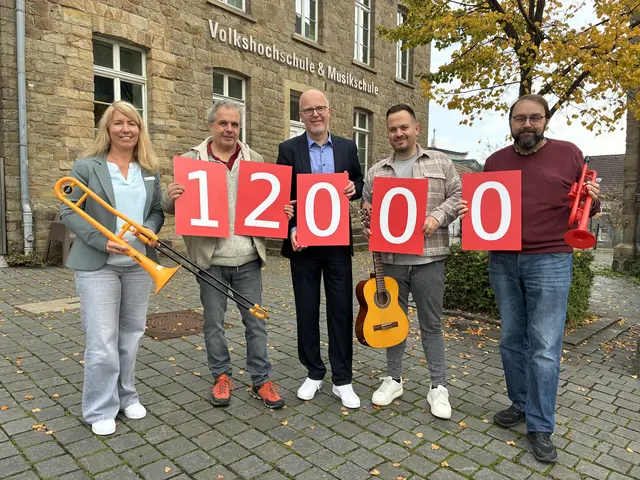 Andrea Dörr (Sparkasse Hattingen), Peter Brand (Musikschulleiter), Torsten Grabinski (Sparkasse Hattingen), Volkan Günday und Heiko Jansen (Stadt Hattingen). Foto: Stadt Hattingen
