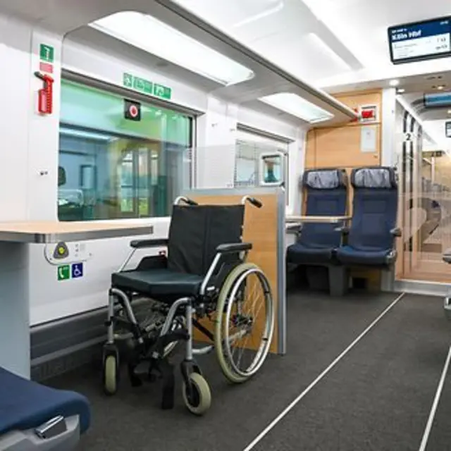 Rollstuhlstellplatz im ICE L | Foto: DB AG/Dirk Wittmann