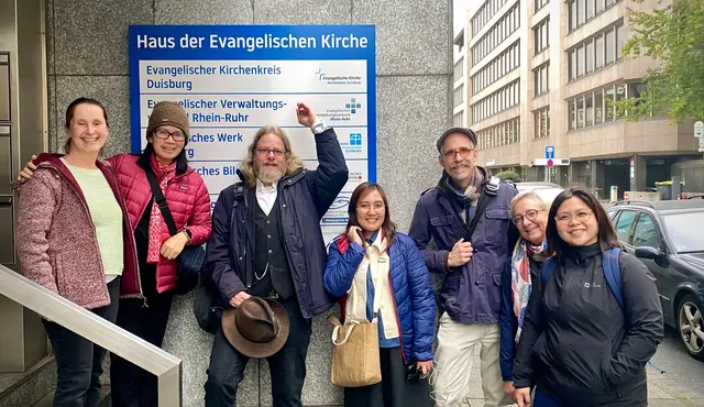 Im Bild zu sehen sind vor dem Duisburger Haus der Kirche, Am Burgacker, (v.l.n.r.) Sabine Schmitz, Jurcelyn Astudillo, Sören Asmus, Dr. Jamelle Justine Cataag, Claudio Gnypek, Christiane Schmidt-Holzschneider, Priscilla Pascua-Quezon.
Foto: Manathaleo Quezon
