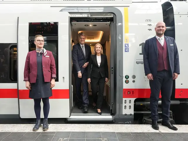 Patrick Schnieder, Bundesminister für Verkehr und Evelyn Palla, Vorstandsvorsitzende der DB AG mit DB Mitarbeitenden bei der Präsentation des neuen ICE L | Foto: Deutsche Bahn AG/Oliver Lang