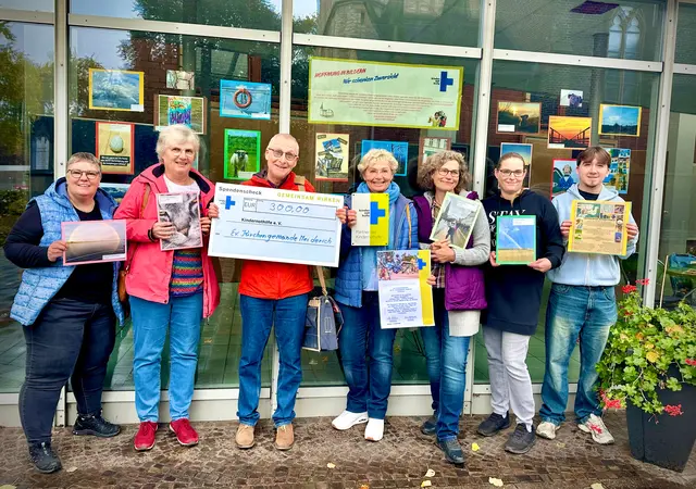 Im Anhang senden wir Ihnen ein Foto zur honorarfreien Verwendung: Es zeigt das Meidericher Team, das die Fotoaktion organisiert hat. Rechts neben Pfarrer Frank Hufschmid mit dem Scheck in der Hand ist Petra Kalkowski von der Kindernothilfe zu sehen, die den Scheck gerne entgegen nahm.
Foto: www.kirche-meiderich.de
