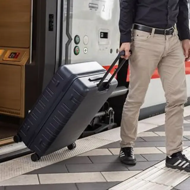 Stufenloser Einstieg in den ICE L, hier in den Wagen für mobilitätseingeschränkte Reisende | Foto: DB AG/Dirk Wittmann