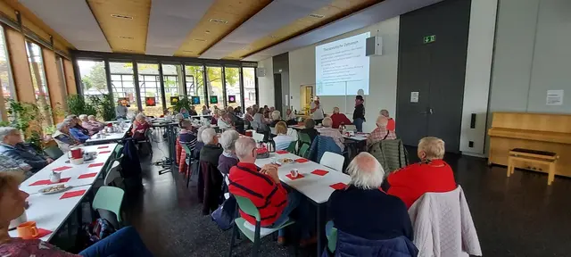 Zum 10.  Mal beteiligte sich Dr. med P. Frehse an den Inkontinenz-Veranstaltungen im Stadtbezirk Brackel mit seinem Fachvortrag, erstmals gemeinsam mit seiner Tochter, die seit September als Assistenzärztin in der urologischen Praxis ihres Vaters mitwirkt.