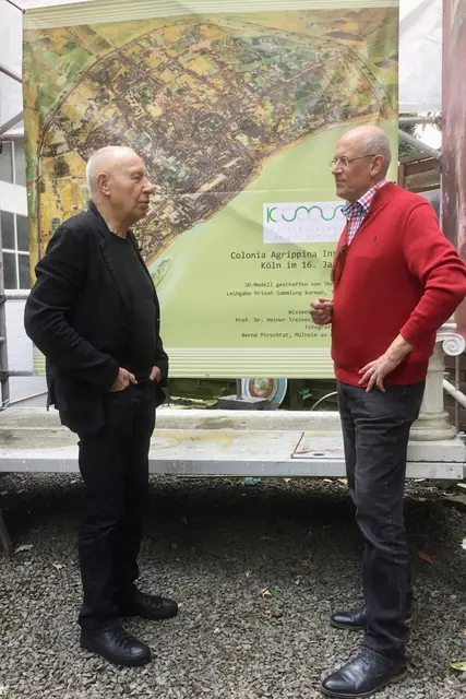 Stadtforscher Porf. Dr. Heiner Treinen (li.) mit Ivo Franz vor einem Plakat des Stadtmodells in der Ruhr Gallery Mülheim. | Foto: Mülheimer Kunstverein KKRR