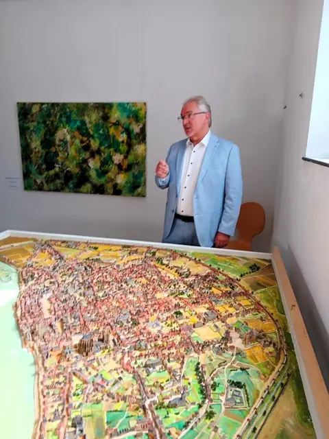 Marc Buchholz, Oberbürgermeister der Stadt Mülheim vor dem Giesen-Köln-Stadtmodell in der Villa Artis | Foto: Mülheimer Kunstverein KKRR, Bernd Kirstein