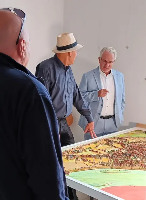 Marc Buchholz (re.), Oberbürgermeister der Stadt Mülheim vor dem Giesen-Köln-Stadtmodell in der Villa Artis | Foto: Bernd Kirstein, Mülheimer Künstlerbund MKB