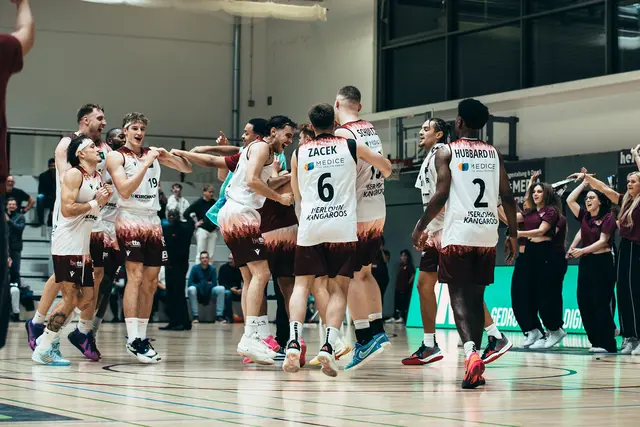 Das Team feiert den Derbysieg über EN Baskets Schwelm | Foto: Calvin Vorsmann, cnipsr