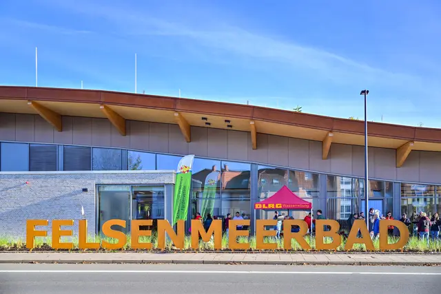 Das Felsenmeerbad an der Bahnhofstraße. 
© www.opohl.de 
