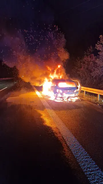 PKW steht in Vollbrand auf der A31
Feuerwehr konnte Brand schnell löschen. Personen kamen nicht zu Schaden. | Foto: Feuerwehr bottrop 