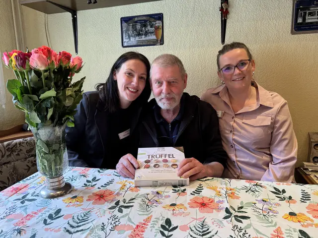 Betreuungsdienst Schlüter Inhaberin Sara Schlüter mit dem 100. Kunden Günther Mette und Mitarbeiterin Patrizia Eickhoff (v.l.n.r.)