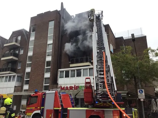 Drei Personen aus dem Nachbarschaftshaus wurden gerettet  | Foto: Feuerwehr Gelsenkirchen 