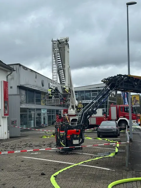 Der Gelenkmast der Werkfeuerwehr Venator unterstützt die Nachlöscharbeiten an der Kölner Straße.
Über den Korb werden schwer zugängliche Dachbereiche gezielt kontrolliert. | Foto: Feuerwehr Mülheim an der Ruhr