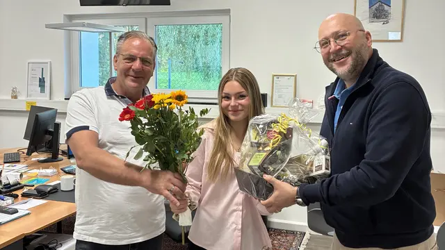 Vonovia Regionalleiter Jörg Pusch (links) und Regionalbereichsleiter Sascha Steiner (rechts) heißen ihre erste Auszubildende Sandy Maria Januschewski (Mitte) mit einem Willkommenspräsent zum Ausbildungsstart herzlich willkommen. | Foto: Vonovia