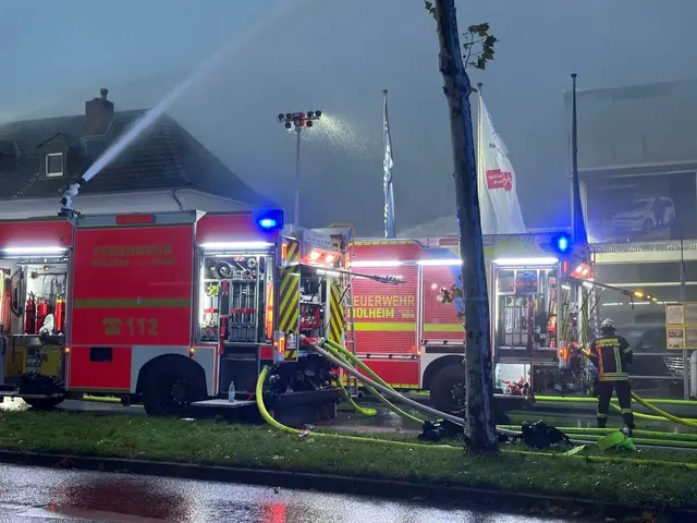 Im Werkstatt- und Verkaufsbereich dauern die Nachlöscharbeiten an. Einsatzkräfte arbeiten weiterhin an schwer zugänglichen Brandstellen. | Foto: Feuerwehr Mülheim an der Ruhr