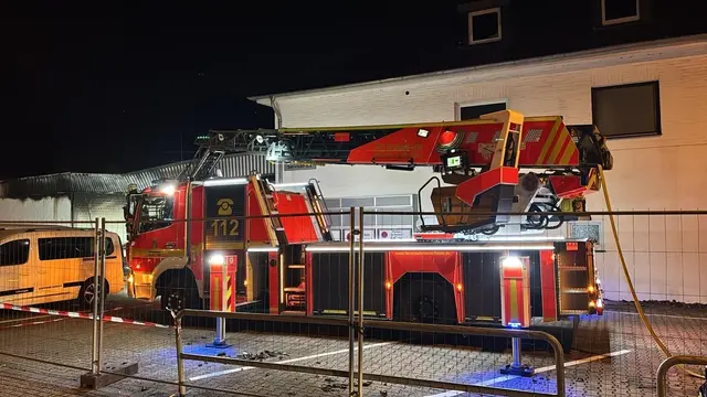 Die Brandwache am Abend an der Einsatzstelle | Foto: Feuerwehr Mülheim an der Ruhr