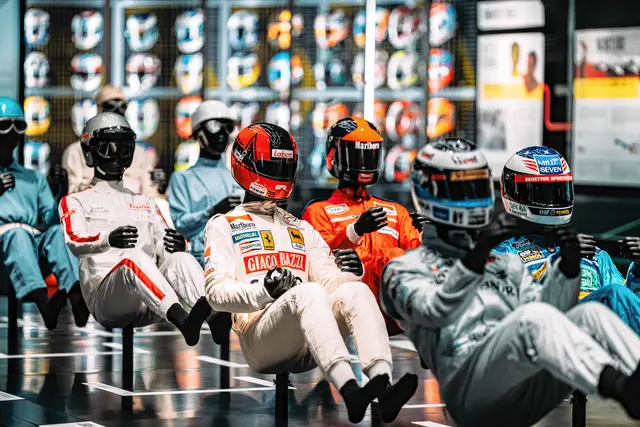 Anhand von Anzügen und Helmen lässt sich die Entwicklung der Formen 1 gut nachvollziehen. Foto: fkp Scorpio