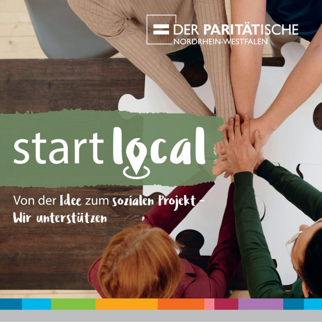 Mehrere Personen legen ihre Hände übereinander als Zeichen für Teamarbeit. Darüber steht das Logo von Der Paritätische Nordrhein-Westfalen und der Schriftzug start local. Unter start local steht: Von der Idee zum sozialen Projekt - Wir unterstützen