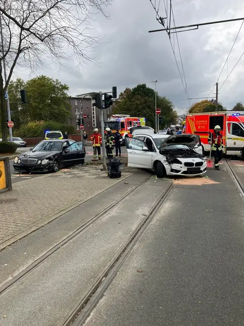 Verkehrsunfall mit zwei PKW. Auslaufende Betriebsstoffe | Foto: Feuerwehr Mülheim an der Ruhr