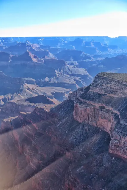 Grand Canyon mit den verschiedenen Gesteinsschichten 