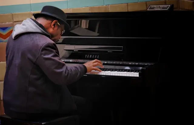 Klassische Klaviereinlagen im Bahnhof von LA.